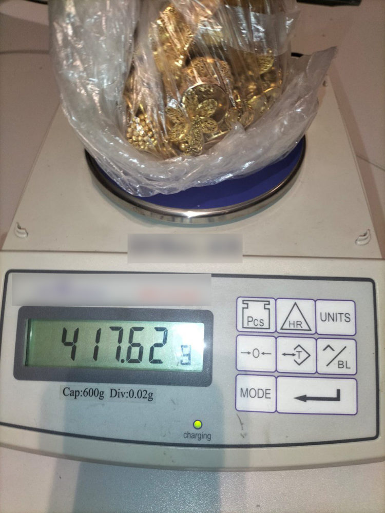 62 900 dolari americani și 32 de bijuterii presupuse a fi din aur, depistate în bagajul unei tinere din Ucraina