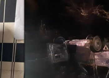 Doi tineri, reținuți după ce au răpit un automobil. Aceștia au provocat un accident, iar mașina a luat foc