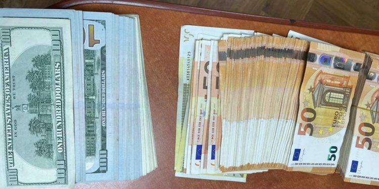 Un moldovean s-a pornit în Austria cu 22.000 de euro și 9.000 de dolari nedeclarați