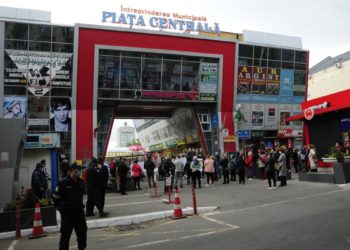 Forfotă mare la Piața Centrală din Chișinău, în ajun de Paștele Blajinilor: Cât sunt gata să scoată oamenii din buzunar pentru pomeni | VIDEO