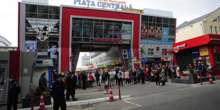Forfotă mare la Piața Centrală din Chișinău, în ajun de Paștele Blajinilor: Cât sunt gata să scoată oamenii din buzunar pentru pomeni | VIDEO