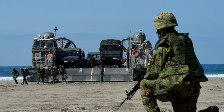 CNN: Cresc tensiunile în Marea Chinei de Est: Insulele japoneze se înarmează în fața acțiunilor militare tot mai agresive ale Chinei