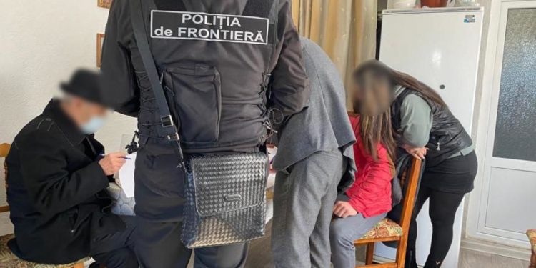 Doi bărbați s-ar fi angajat să ajute patru cetățeni turci să emigreze în Polonia cu documente moldovenești falsificate