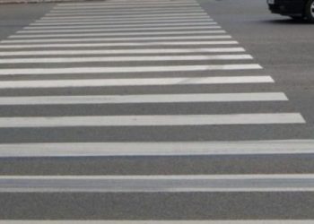 Un copil care traversa neregulamentar strada a fost lovit de un automobil. Șoferul a fugit de la locul accidentului