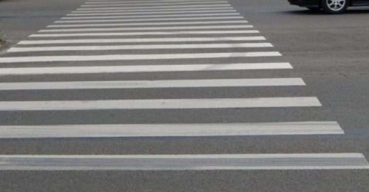 Un copil care traversa neregulamentar strada a fost lovit de un automobil. Șoferul a fugit de la locul accidentului