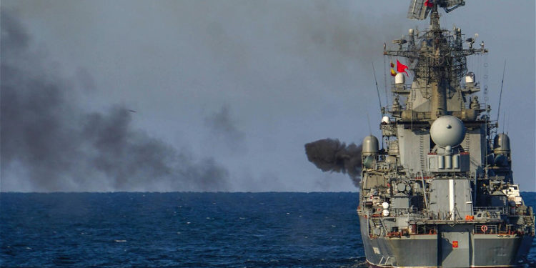 Минобороны РФ: в результате пожара на крейсере «Москва» погиб один человек, еще 27 пропали без вести