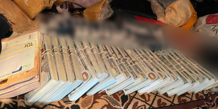 A încercat să scoată din țară nedeclarați 240 mii dolari și 8 mii euro. Șoferul unui camion și un agent economic, cercetați penal