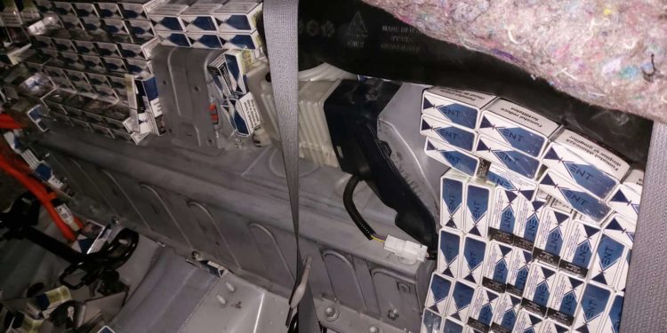 Vameș prins la ieșirea din țară cu 1.000 de pachete cu țigări ascunse în mașină | VIDEO