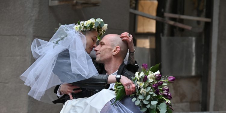 Fotografii virale: Un medic și o asistentă din Ucraina s-au căsătorit printre ruinele din Harkovul bombardat