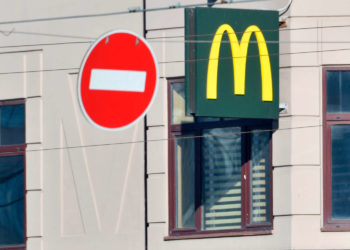 «Макдоналдс» уходит из России после 32 лет работы. Бизнес компании будет продан