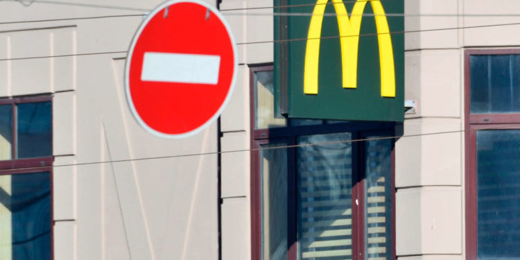 «Макдоналдс» уходит из России после 32 лет работы. Бизнес компании будет продан