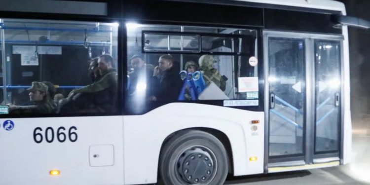 Украинских военных начали вывозить с «Азовстали». Генштаб ВСУ говорит, что их передадут Киеву «через процедуру обмена» Россия это пока не подтвердила