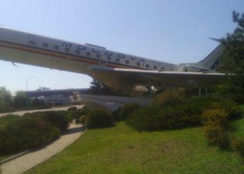 На самолете у въезда в столичный аэропорт неизвестные нарисовали нацистскую свастику | VIDEO