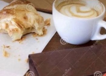 В Сети продают «недоеденный Джоли» круассан