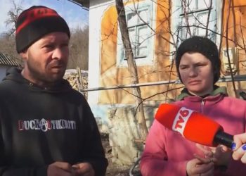 O bunică din raionul Șoldănești, nevoită să aibă singură grijă de cele două nepoate din cauza că feciorul și nora sa fac abuz de alcool. Cum își explică părinții faptele, la emisiunea „Oameni pentru Oameni” | VIDEO