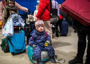 Vouchere pentru familiile refugiate din Ucraina cu copii mici. Sute de persoane au stat în rând pentru a primi cuponul de 250 de lei, oferit de o organizație de caritate | VIDEO