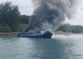 Судно с 124 пассажирами на борту загорелось на Филиппинах, есть погибшие