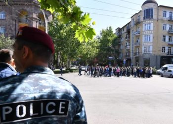 Участники протестов в Ереване окружили здание администрации президента