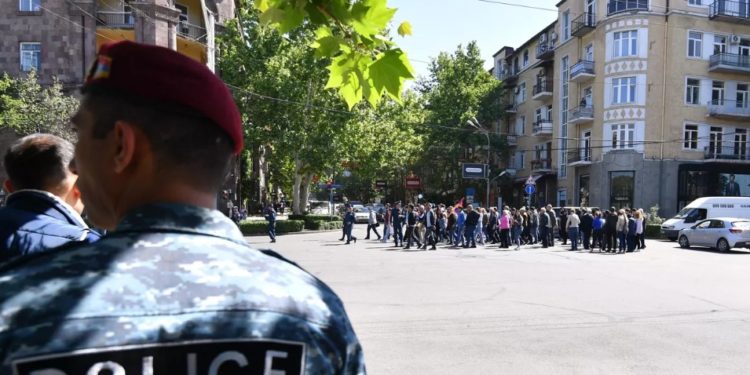 Участники протестов в Ереване окружили здание администрации президента