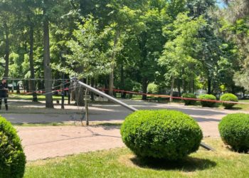 В центральном парке Кишинева упал столб линий электропередач