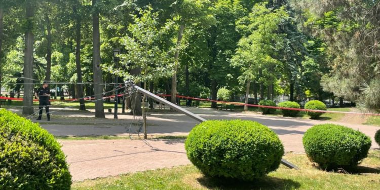 В центральном парке Кишинева упал столб линий электропередач