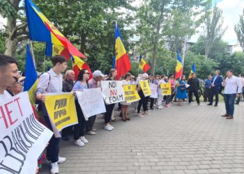 «Нет политическим заключенным». Перед зданием АП, где рассматривается мера пресечения Игорю Додону, протестовали десятки членов Партии социалистов и ее сторонников | VIDEO