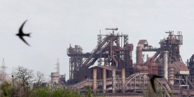 Власти Украины заявили, что российские военные попали на территорию «Азовстали»
