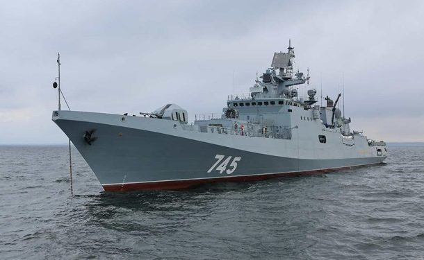 СМИ: В Черном море подбит российский фрегат