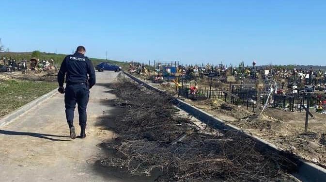 На кладбище Святого Лазаря в Кишиневе неизвестные подожгли кресты и венки