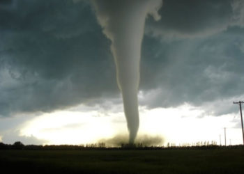 По американским штатам Оклахома и Техас ударили мощные торнадо