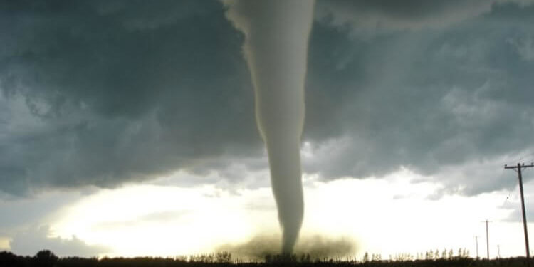 По американским штатам Оклахома и Техас ударили мощные торнадо