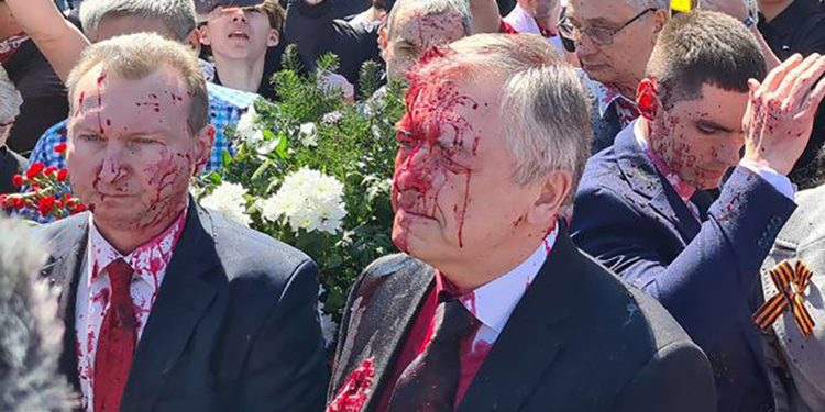 Неизвестные напали на посла России в Варшаве во время празднования Дня Победы