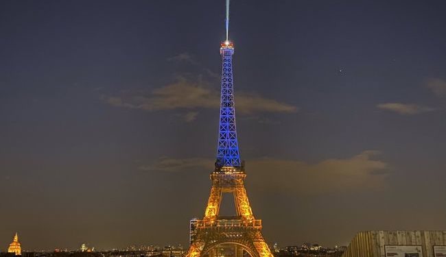Эйфелеву башню «окрасили» в цвета украинского флага