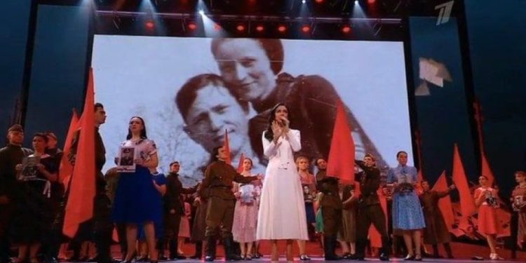 На „Первом канале” в России во время концерта ко Дню Победы показали Бонни и Клайда