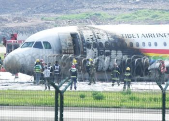 Tibet Airlines: в Китае самолет со 122 пассажирами выкатился за пределы полосы и загорелся
