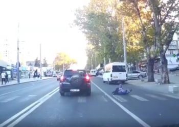 На видео попал момент, когда мужчина на пешеходном переходе едва не угодил под колеса маршрутки| VIDEO