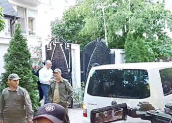 Momentul în care Igor Dodon a fost escortat din propria casă. Înainte de asta, susținătorii și adversarii fostului președinte s-au luat la harță | VIDEO