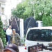 Momentul în care Igor Dodon a fost escortat din propria casă. Înainte de asta, susținătorii și adversarii fostului președinte s-au luat la harță | VIDEO