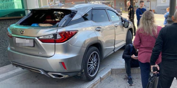 Mașina a pornit la vale și a intrat în mulțimea de la semafor! Șoferul ar fi uitat de frâna de mână | FOTO/VIDEO +18