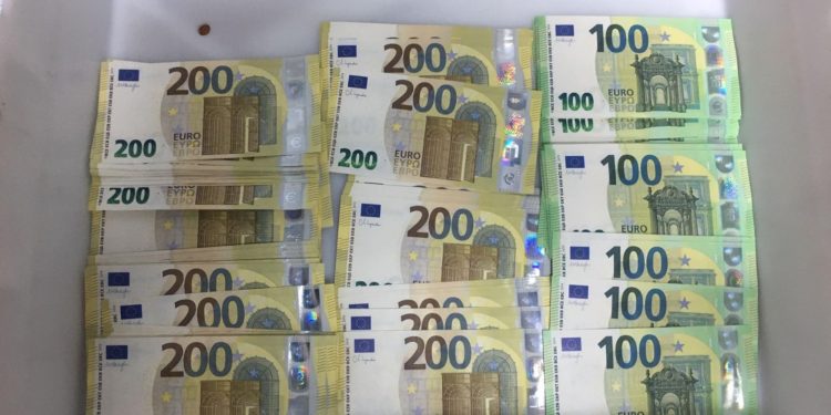 Tentativă de scoatere ilegală din țară a peste 40 mii de Euro