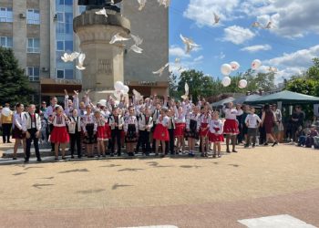 Ziua Internațională a Familiei, sărbătorită cu mult fast, la Orhei: Sute de părinți și copii, alături de preoți și conducerea municipiului și a raionului au mărșăluit în centrul orașului, au lansat în aer porumbei și au participat la ateliere de creație | VIDEO