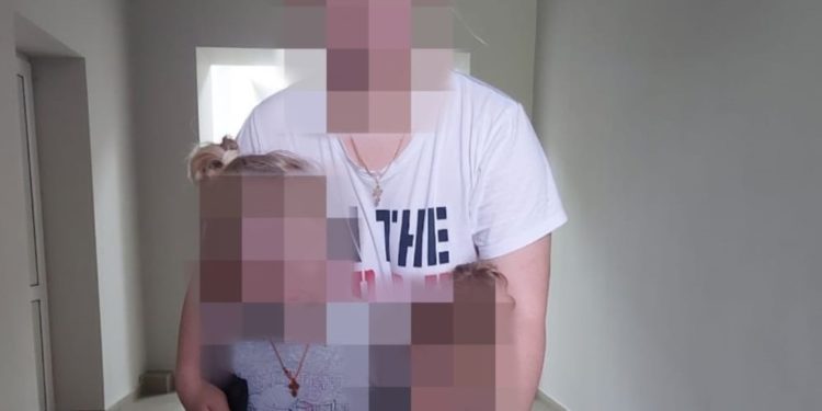 Două surioare de doar 2 și 5 ani, lăsate singure, găsite lângă o pădure la ieșirea din Soroca