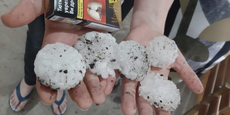 Vreme extremă, în sudul Bulgariei: Stratul de grindină depășește 20 de centimetri | VIDEO