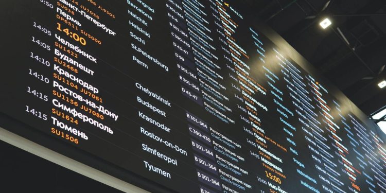 Десятки рейсов задержали и отменили в аэропортах Москвы