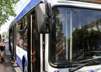 Forfotă mare în trafic, de Paștele Blajinilor: Zeci de oameni în stațiile de așteptare și ambuteiaje în preajma cimitirelor din capitală | VIDEO