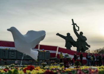 Сейм Латвии приостановил действие договора с Россией о сохранности мемориалов. Это дает возможность снести памятник Освободителям в Риге