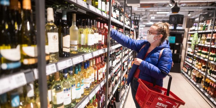 Aproape 400 de sticle cu alcool urmează a fi nimicite sau returnate producătorului. Ce a depistat ANSA