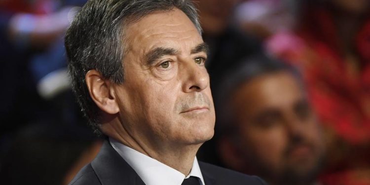 Экс-премьера Франции Фийона приговорили к четырем годам лишения свободы