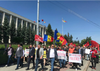 În timp ce socialiștii protestau în centrul capitalei, doi foști colegi PSRM l-au vizitat pe Igor Dodon în izolator: „Este motivat să lupte în continuare” | VIDEO