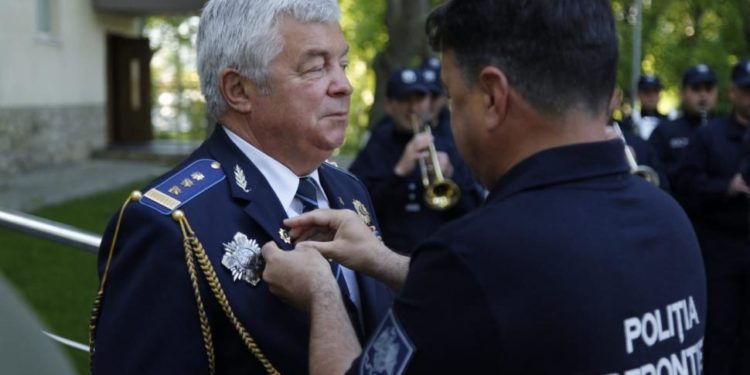 Urme ale trecutului: O expoziție de drapele, uniforme și chipiuri militare, la sediul IGPF